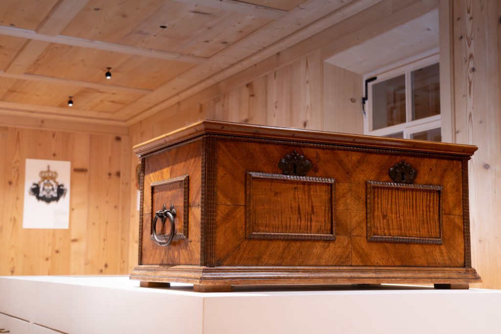 Antike Holztruhe mit Eisenbeschlägen im Ausstellungsraum des Museums Barockbaumeister.
