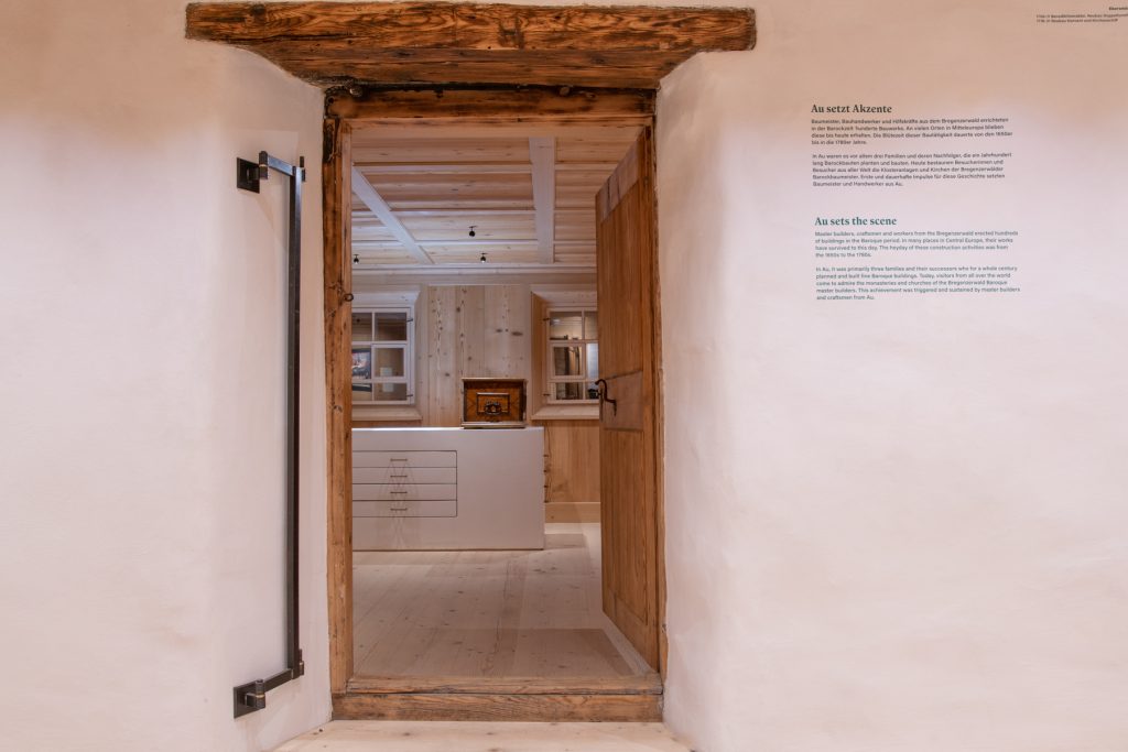 Museumseingang mit Texttafel zur Bedeutung barocker Baumeister aus Au und Blick in den Raum.